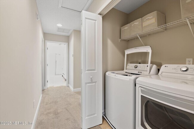 Building Photo - 244 Daydream Ave