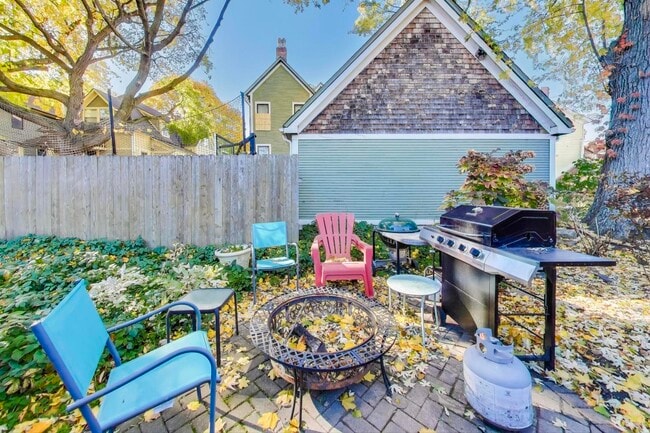 Building Photo - 916 Pleasant St