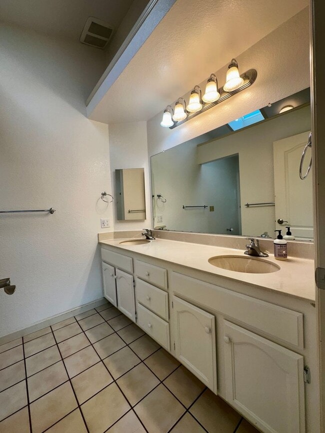 Building Photo - Single Story Court location