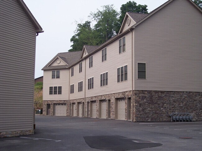Building Photo - 4 Pineview Pl