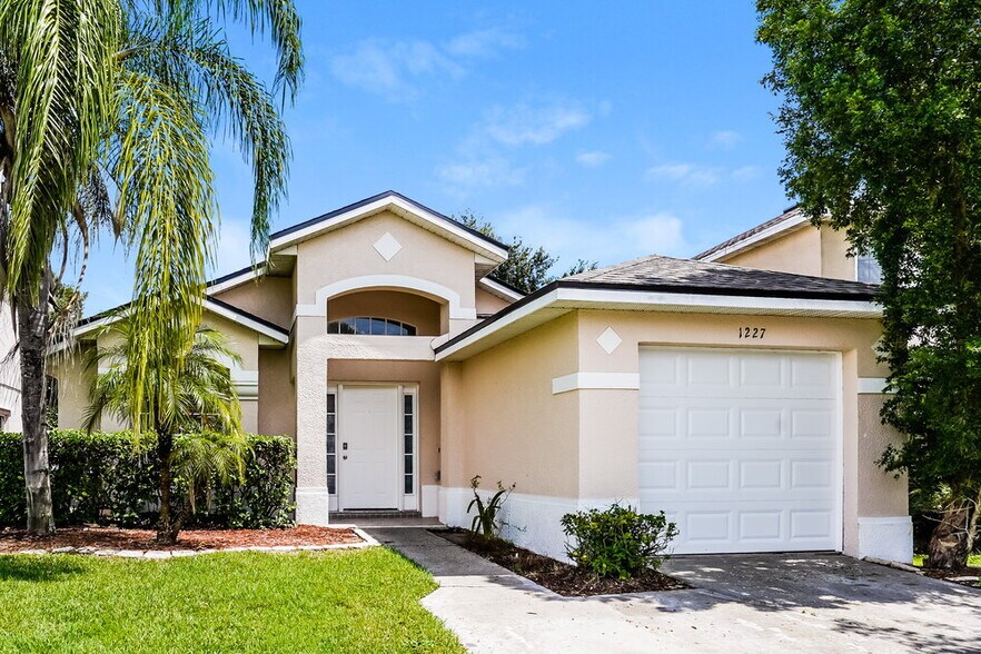 Building Photo - 1227 Heather Lake Dr