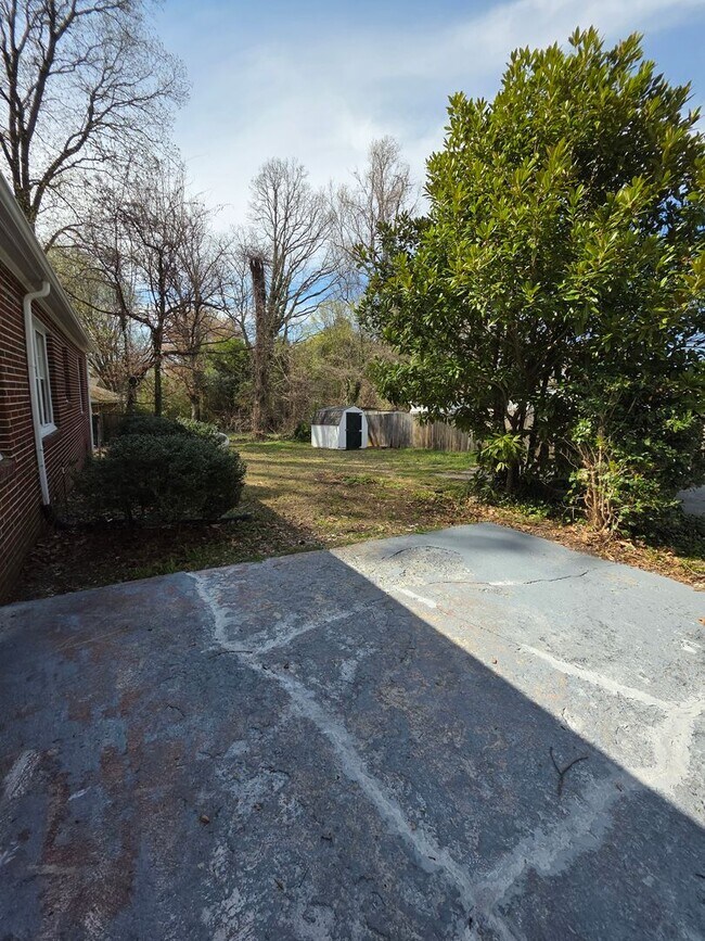 Building Photo - 3 BR House UTILITIES INCL!!!!