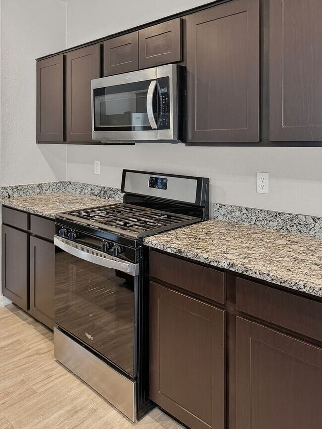 Building Photo - Home in Litchfield Park at Canyon Views! 5bd 4.5ba