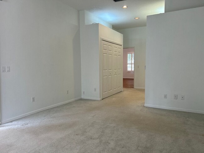 Building Photo - Beautiful Home with Water View in Eastwood!