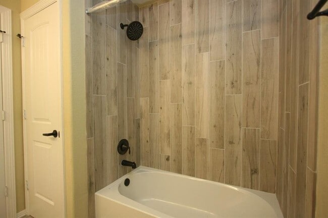 Building Photo - Like New Two Bedroom Townhouse in April Sound