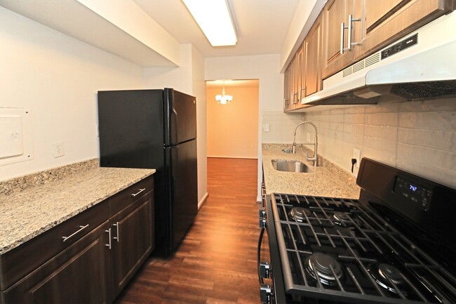 Building Photo - 2br/1.5ba with new laminate flooring, new ...