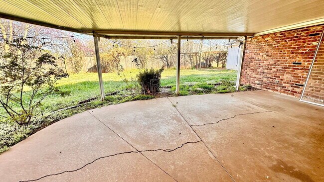 Building Photo - 12109 Camelot Dr