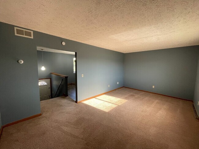 Building Photo - Two bedroom one bathroom apartment for rent
