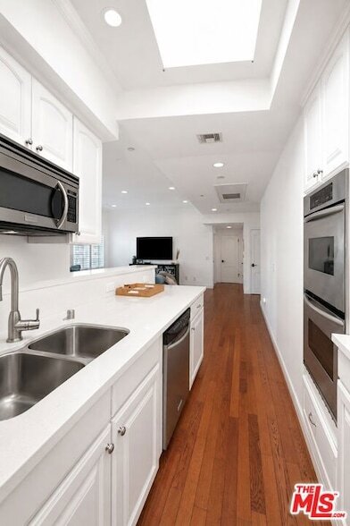 Building Photo - 1135 Rexford Dr