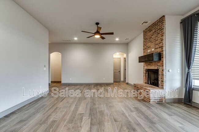 Building Photo - 6133 Oxnard St