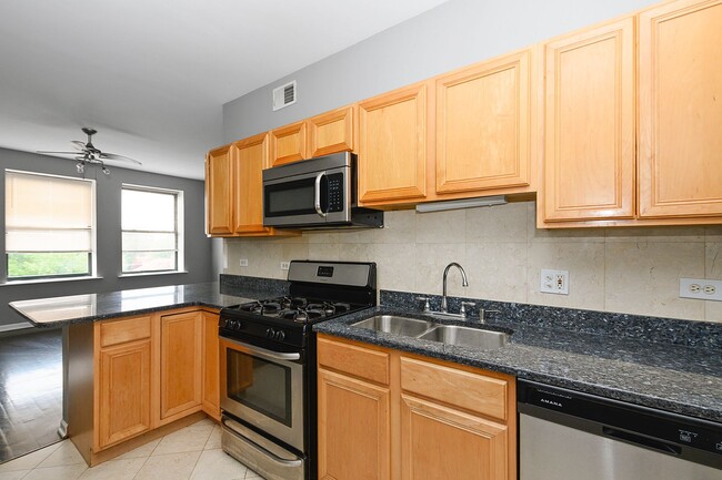 Building Photo - Spacious 2 Bedroom in South Shore!