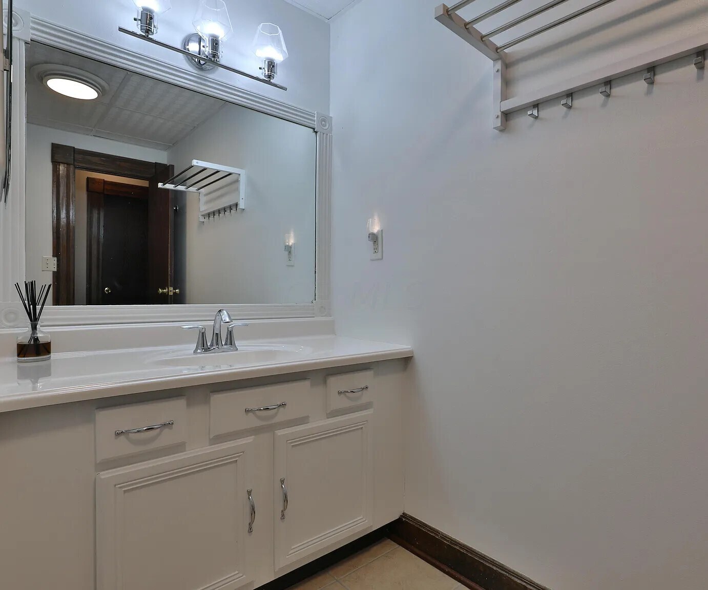 Main Bath 2 - 350 W 1st Ave