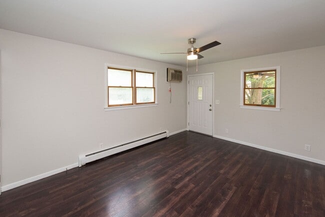 Building Photo - Extra Spacious Top Unit Duplex