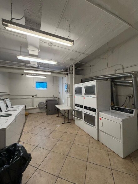 Building Photo - 25 Van Velsor Pl