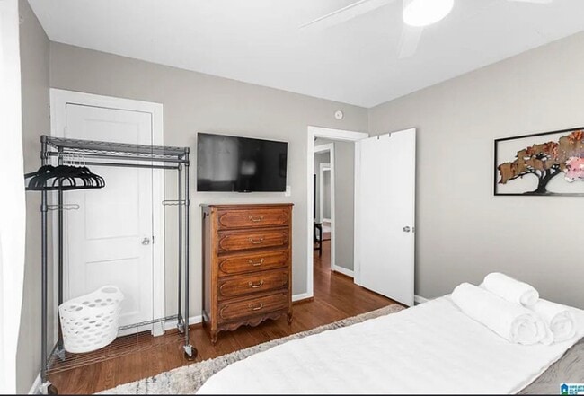 Building Photo - Newly 2 Bedroom Remolded Home/ Area