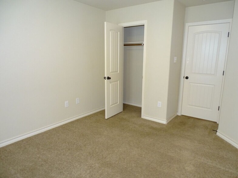 Building Photo - 7054 Lakeview Dr