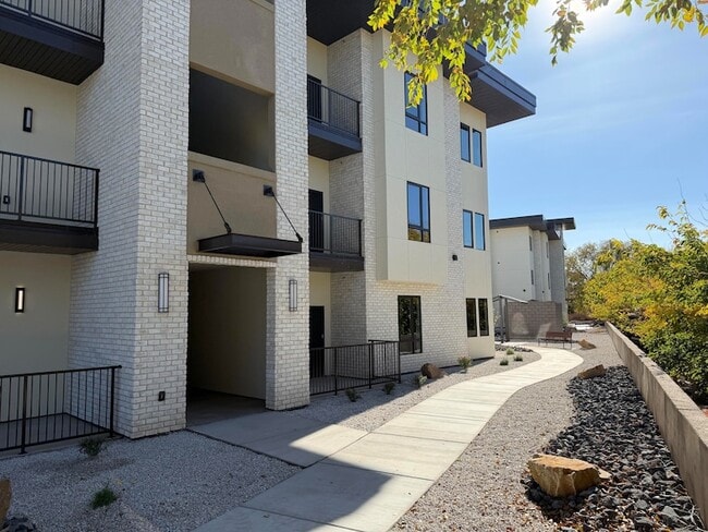 Building Photo - 983 W State St