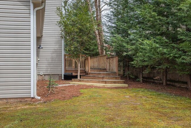 Building Photo - NW Large Updated Home! LR, DR, Den, FP, Ha...