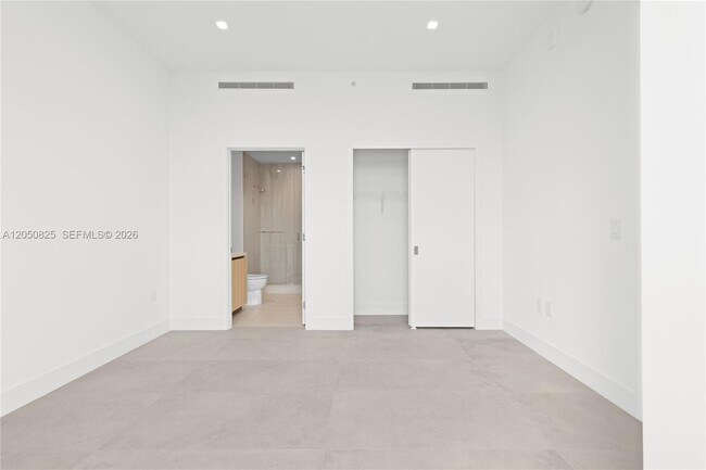 Building Photo - 2411 Laguna Cir