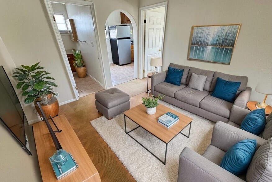 Primary Photo - 1341 N Bronson Ave