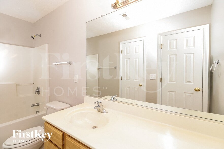 Building Photo - 6161 Glen Way Dr