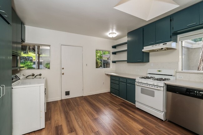 Building Photo - Available 2 Bedroom Home In Redwood Heights!