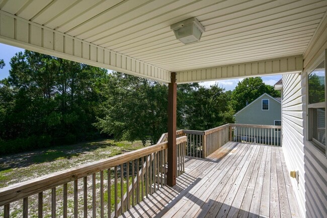 Building Photo - Charming 3-Bedroom Home with Coastal Count...