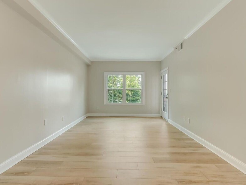 Building Photo - 1074 Peachtree Walk NE