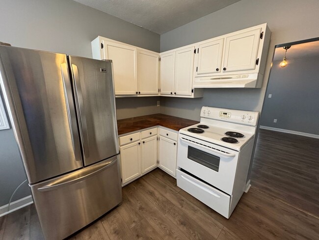 Building Photo - Fountain Square 3 Bed 2 Bath with fenced in backyard