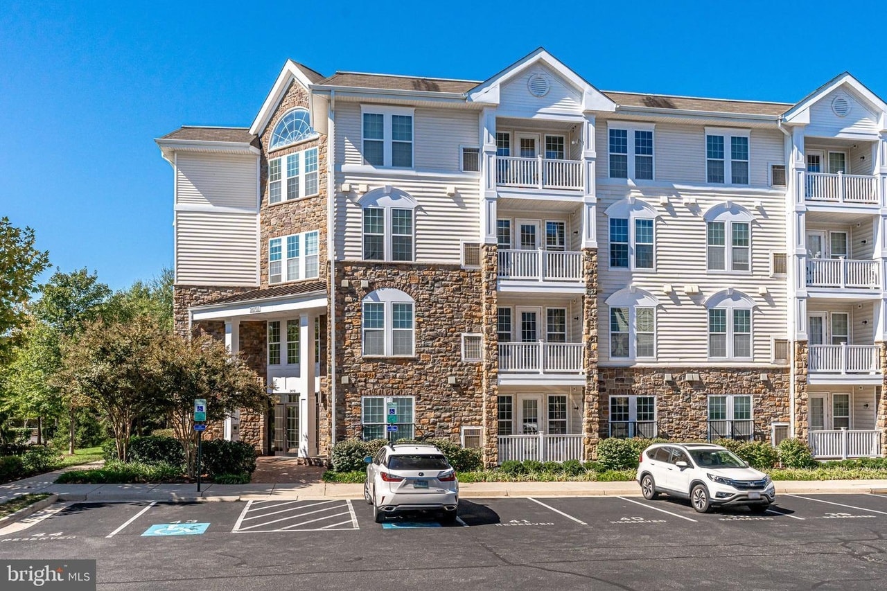 Building Photo - 24701 Byrne Meadow Sq