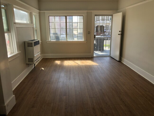 Building Photo - 961 W 42nd St