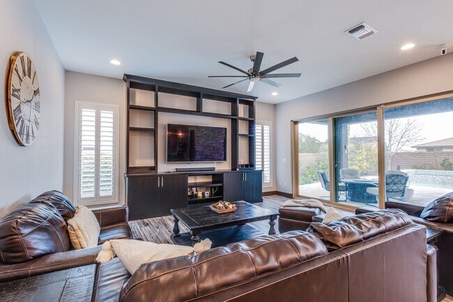 Building Photo - Stunning 5Bed/4.5 Bath home located in a prestigious guard gated community of Reverence in Summerlin