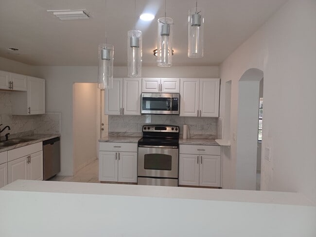 Building Photo - PRICE REDUCED! Newly Remodeled Stunning 4 ...