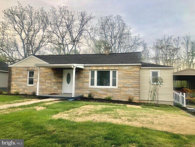 Building Photo - 102 S Whissen St