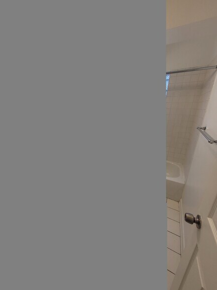 Building Photo - 6708 N Hermitage Ave