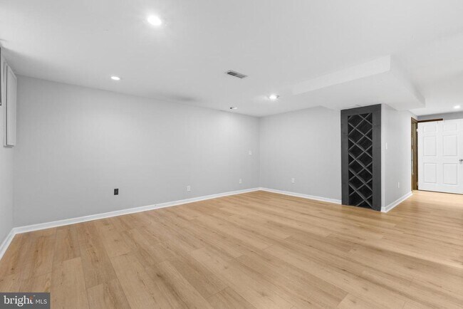 Building Photo - 2813 Cambridge Dr
