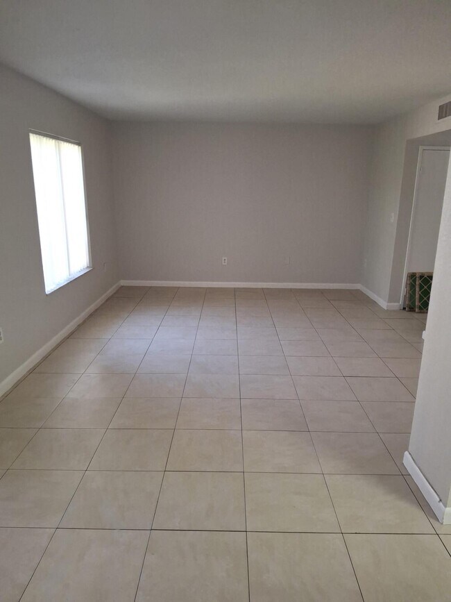 Building Photo - 3238 Coral Lake Ln