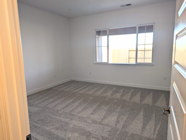 Building Photo - 5069 Brooks Cir