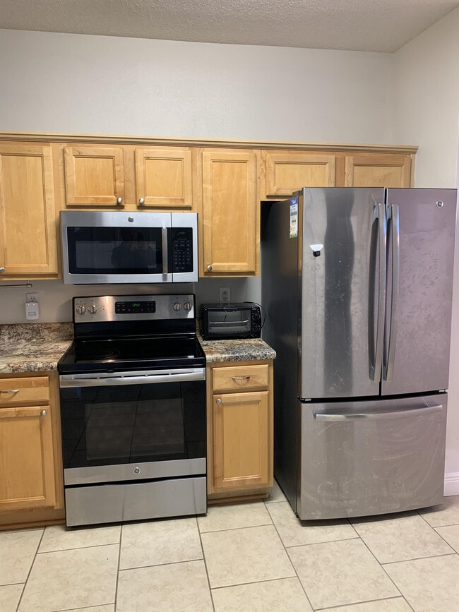 Building Photo - 8949 Camelot Pl