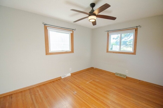 Building Photo - 3bed 2bath Available For Rent in Easy Access Area!