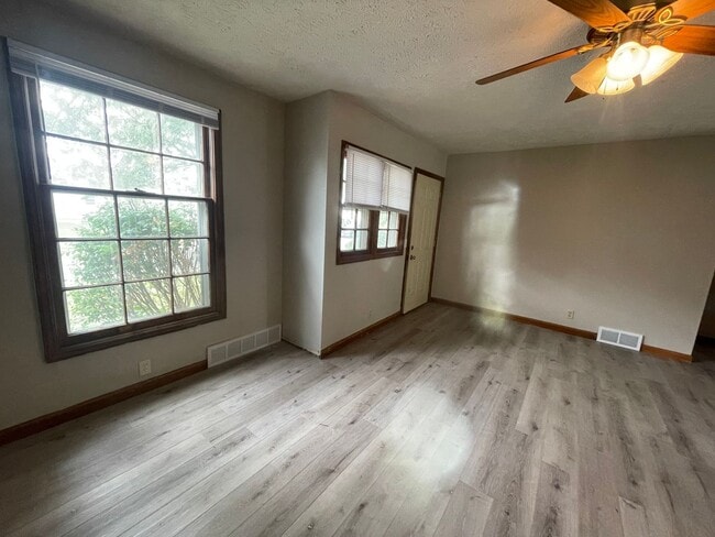 Building Photo - PRICE REDUCED! 4 Bedroom, 1.5 Bathroom House Available, Centrally Located! ¡Casa de 4 dormitorios...