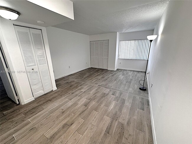 Building Photo - 711 N Pine Island Rd