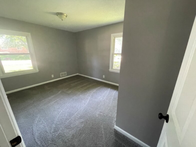 Building Photo - 106 W 8th St