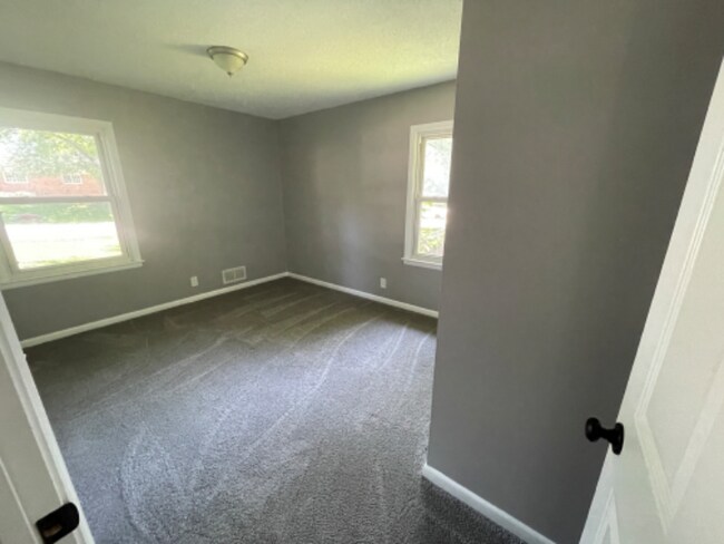 Building Photo - 106 W 8th St