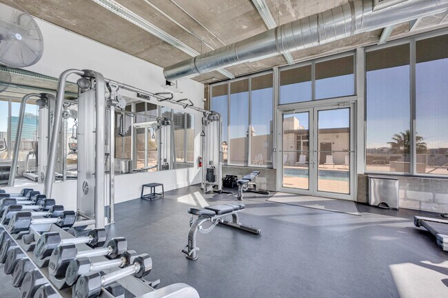 Building Photo - 425 N Andrews Ave