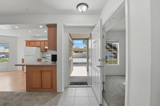 Building Photo - Spacious 3 Bed/2 Bath Home in Lush Crestvi...