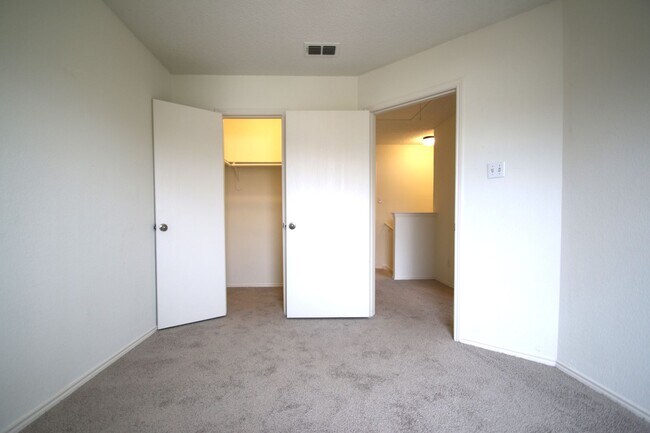 Building Photo - Upgraded 3BR Home | Granite Kitchen, High Ceilings & Gated Backyard | Minutes to Downtown Fort Worth