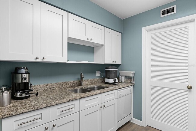 Building Photo - 260 Crown Oaks Way