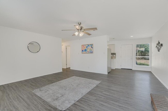 Building Photo - 411 Thelma Dr