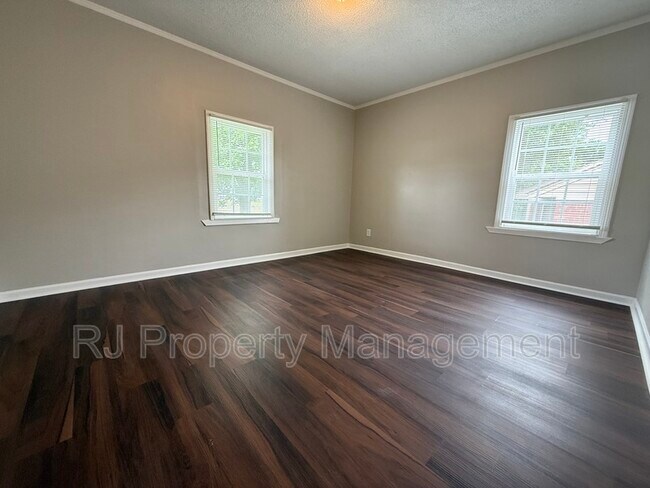 Building Photo - 3215 Barron Ave